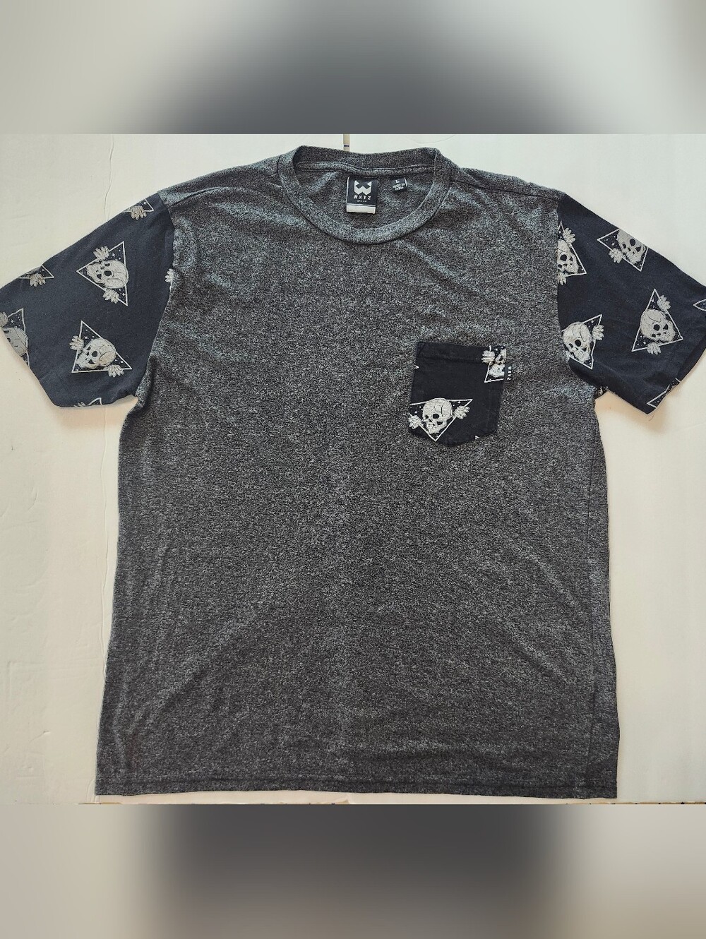 WXYZ Heather Gray Black Skull PrInt Pocket Accent Crewneck Short SL T-Shirt S LG